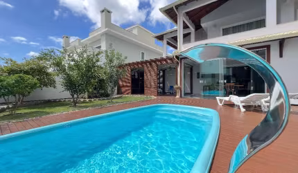 casa com 3 dormitorios de 2 suites mobilada com piscina e área gourmet