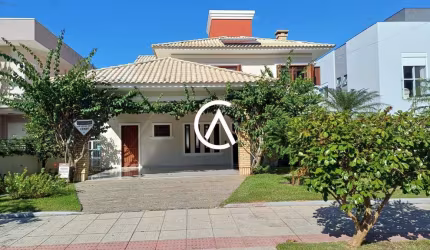 Exclusiva Casa 4 Suítes com Piscina - A 600m da Praia em Florianópolis!