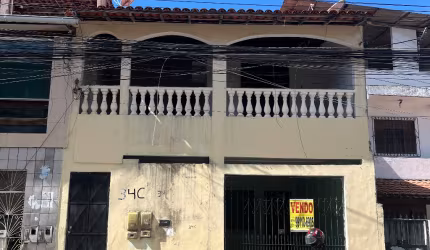Casa térrea com 2/4 primeiro andar com varandão