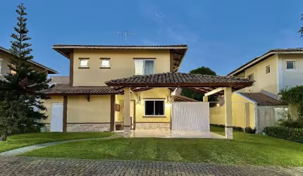 Casa em condomínio com piscina privativa