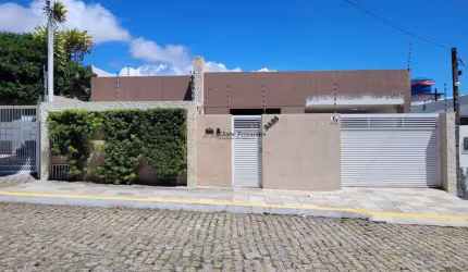 Excelente casa de rua para venda com 03 suítes, 200m² em Candelária, Natal/RN