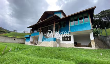 CASA COM PERSONALIDADE NA PRATA EM CONDOMÍNIO