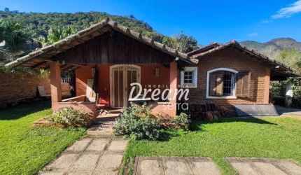 Casa com 4 dormitórios à venda, 400 m² por R$ 990.000,00 - Córrego das Pedras - Teresópolis/RJ