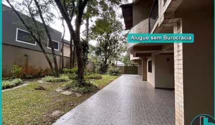 Sobrado para Alugar na Cidade Industrial com 3 quartos, 1 suíte, 3 vagas de garagem, ático com lareira e churrasqueira com 154m² por R$ 3.750,00/mês
