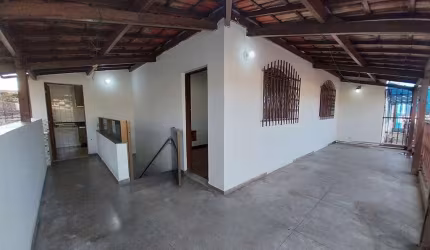 Casa com 2 quartos para alugar na Rui Barbosa, 64, Jardim Industrial, Contagem por R$ 1.600