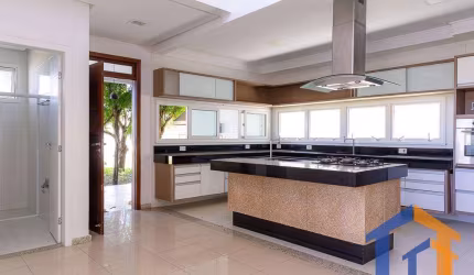 ALUGUEL – CASA ALTO PADRÃO NO COND. RAVINES | A 300m DA PRAIA
