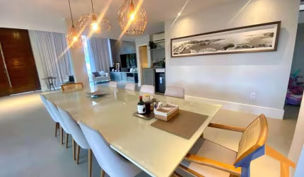 Casa de Alto Padrão à Beira-Mar em Condomínio Fechado!