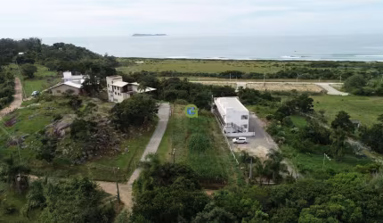 Terreno com 2.290 m², localizado a 700 mts da Praia da Gamboa em Garopaba SC.