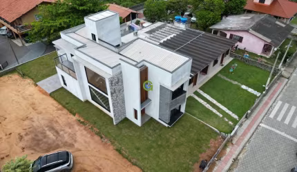 Ótima casa à venda na Praia do Siriú, Garopaba.