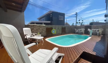 Casa de Esquina com Piscina e Edícula na Passagem do Maciambu, Palhoça