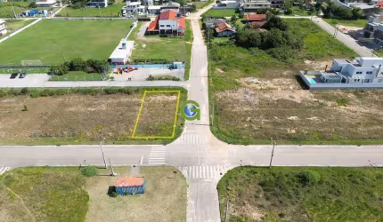 Terreno de esquina à venda no Lot. Mares de Garopaba na Praia da Gamboa!