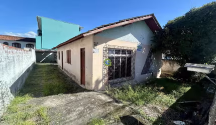 Casa a venda no bairro Fazenda Santo Antônio em São José. Com 95 m² de área priv