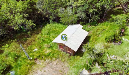 Tranquilidade na Natureza: Chalé de madeira em amplo terreno de 1189m², com vist