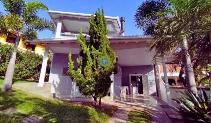 Casa com Piscina na Praia do Santinho – Ideal para Morar ou Locação Temporada.
