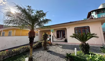 Casa à venda na Fazenda Santo Antônio - São José / Com renda mensal.