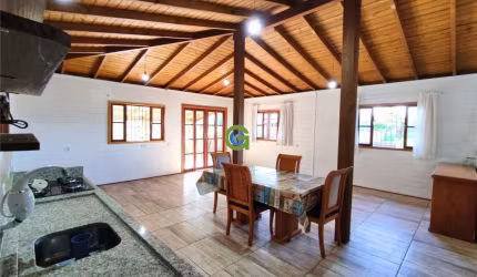 Casa com suíte e terreno de 613 m² em Paulo Lopes, a 7 km da Praia da Gamboa