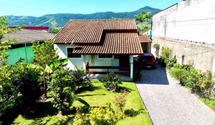Casa à venda no Centro de Paulo Lopes com 2 dormitórios