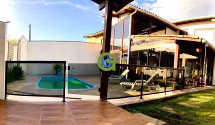 Casa à venda em Garopaba, a 3 km da Praia do Rosa – 4 dormitórios e piscina