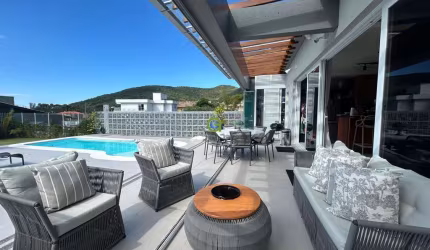 Casa à Venda Recém Construida de Alto Padrão –  400m do Mar