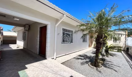 Casa 03 dormitórios com ampla área externa no Bairro Serraria