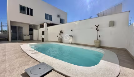 Sobrado com 02 suítes e piscina à venda em Serraria, São José SC