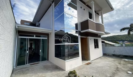 Casa com 3 dormitórios com suíte e piscina em Forquilhas-São José