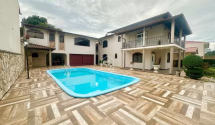 Casa com 5 Quartos e 5 banheiros à Venda, 369m² no Bairro Praia Comprida
