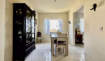 Casa com 03 dormitórios em Barreiros