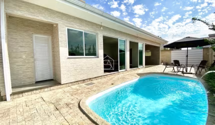 Casa com 4 dormitórios sendo uma suíte com piscina em São José-SC