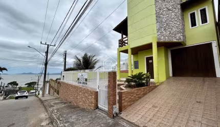 Casa de 2 andares  com 3 dormitórios sendo 1 suíte com amplo terreno em Serraria