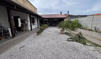 Casa com 400 metros sozinha no terreno