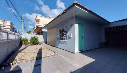 Ampla Casa com Edícula à venda no Bairro Areias , São José SC.