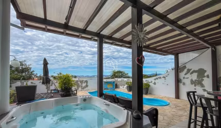 Casa com vista para o mar e 06 quartos na Ponta de Baixo em São José - SC
