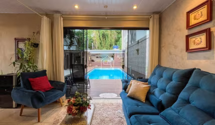Casa com 03 dormitórios e piscina na Ponta de Baixo em São José -SC