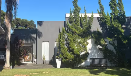 Charmosa casa à venda em condomínio fechado,  Bosque das Mansões.