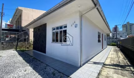 Excelente casa, localizada no Kobrasol, em São José