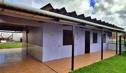 Linda casa no bairro Centro em Quintão, próximo ao Supermercado Asun e a  300m do mar.