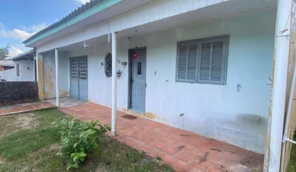 Casa sozinha no patio com dois dormitorios 500 metros do mar