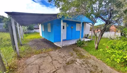 Casa mobiliada em localização privilegiada, a 350m do mar no bairro Salinas, em amplo terreno escriturado, medindo 300m²