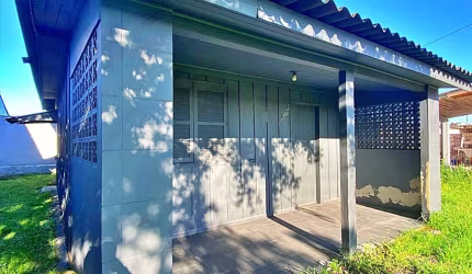 Oportunidade na Praia de Cidreira!    Casa Mista, em amplo terreno contendo ️300m²  escriturado, em bairro amplamente de moradores.