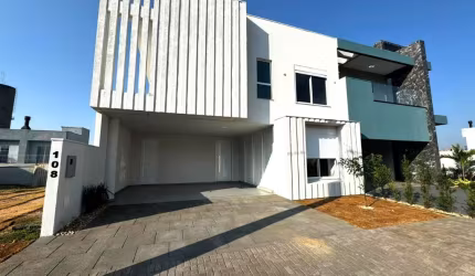 Sobrado em condomínio fechado com 3 suítes sendo 1 máster.