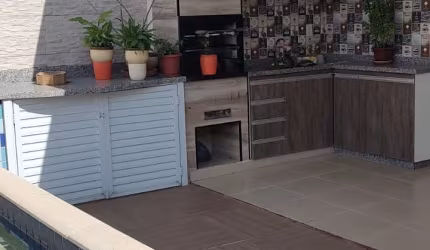 Linda casa com piscina em condomínio