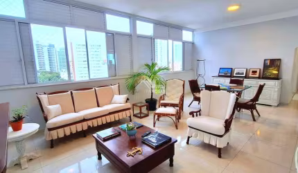 VIVA O CHARME E A CONVENIÊNCIA NO CORAÇÃO DE SALVADOR: APARTAMENTO ESPAÇOSO COM VISTA MAR DESLUMBRA