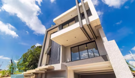 Sobrado Alto Padrão com 3 Suítes, 4 Vagas, Espaço Gourmet à venda, 290 m² por R$ 1.700.000 - Costeira - São José dos Pinhais/PR