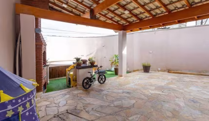 Casa com Ótima Localização 144 m² 2 Dormitorios e 4 Vagas de Garagens