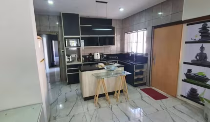 Casa Terrea Reformada  com 111m² 2 Dormitorios e 5 Vagas de Garagens