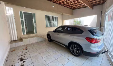 Sobrado com 270 m² 4 Dormitorios sendo 2 Suietes e 3 vagas de Garagens