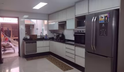 Sobrado 156 metros 3 Dormitorios sendo 1 Suite e 2 vagas de Gargens