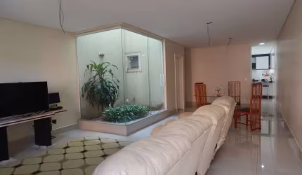 Sobrado com 245 m² 3 Doemitorios sendo 3 Suites e 5 Vagas de Garagens