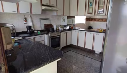 Sobrado 230 m² 4 Dormitorios sendo 1 Suite e 4  Vagas de Garagens